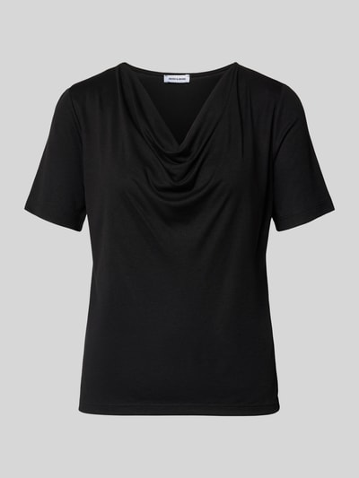 Produktfoto, T-Shirt mit Wasserfall-Ausschnitt von More & More, czarny, gładka tekstura, krój regular fit, długość tyłu w rozmiarze 36: 56 cm