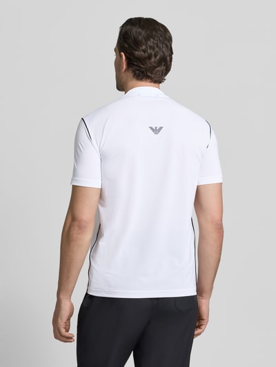 Männermodel trägt Regular Fit T-Shirt mit Stehkragen von EA7 Emporio Armani in Weiß mit Label-Print, Rückenlänge 70 cm, Ganzkörperansicht Rückansicht.