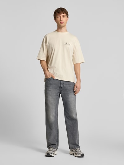 Männermodel trägt Baggy Jeans im 5-Pocket-Design von REVIEW in Grau aus Reine Baumwolle mit Lockerer-Schnitt, Ganzkörperansicht von vorne.