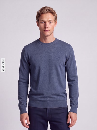Męski model nosi niebieski sweter Regular Fit Pullover aus reiner Schurwolle Modell 'Kestefo' od BOSS Orange, gładka tekstura, widok całej sylwetki z przodu, KI-modifiziertes Bild.