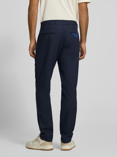 Männermodel trägt dunkelblaue Hose aus Baumwoll-Woll-Mix mit Gesäßtaschen Modell 'STUART' von Scotch & Soda, Ganzkörperansicht Rückansicht. Slim Fit, Bundweite 45 cm, Innenbeinlänge 80 cm.