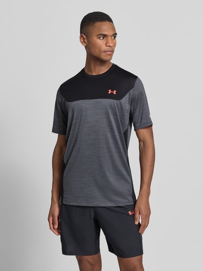 Męski model nosi Regular Fit T-Shirt mit Logo-Print Modell 'Utility' von Under Armour, elastyczna mieszanka materiałów, krój regular fit, okrągły dekolt, długość tyłu w rozmiarze M: 62 cm, widok całej sylwetki z przodu