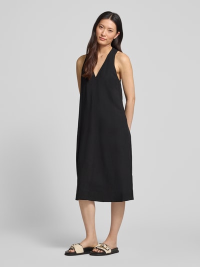 Vrouwenmodel draagt Relaxed Fit midi-jurk van viscosemix model 'Waka' van OPUS met V-hals, mouwloos design, steekzakken, zwart, mix van viscose en linnen, ruglengte maat 36: 112 cm, borstwijdte maat 36: 47 cm, ganzekörperaanzicht van voren.
