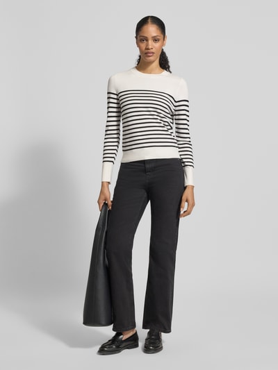 Frauenmodel trägt Regular Fit Strickpullover aus Viskose-Mix von s.Oliver RED LABEL, Optik:Allover-Muster, Ganzkörperansicht von vorne.