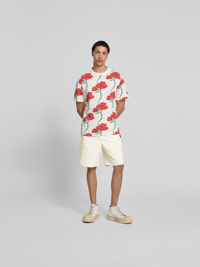 Männermodel trägt Straight Fit Shorts mit Cargo-Taschen von Kenzo in Beige, elastischer Bund, seitliche und Gesäßtaschen, Ganzkörperansicht von vorne.
