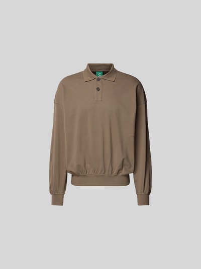 Produktfoto, Sweatshirt mit gerippten Abschlüssen von ANNARR in Braun, reine Baumwolle, lockerer Schnitt, Kentkragen, kurze Knopfleiste.
