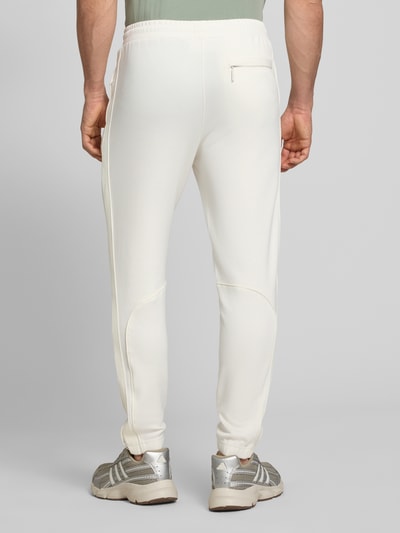 Mannenmodel draagt Slim Fit Tracksuit met Logo-Stitching model 'Egeo' van SERGIO TACCHINI in wit katoenmix, elastische boorden, ruglengte maat M 64 cm, bandwijdte maat M 42 cm, opstaande kraag, ritssluiting, schouderbreedte maat M 46 cm, mouwlengte maat M 67 cm, binnenbeenlengte maat M 73 cm, rugaanzicht, Ganzkörperansicht Rückansicht.