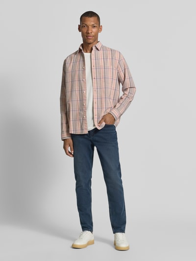 Mannelijk model draagt blauwe tapered jeans uit katoen-lyocellmix, Tapered Fit Jeans aus Baumwoll-Lyocell-Mix Modell 'AARJO TARPA' van ARMEDANGELS, heren, volledige vooraanzicht.