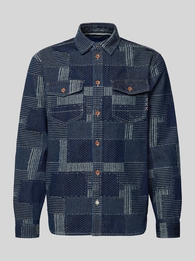 Produktfoto, Relaxed Fit Hemdjacke in Denim-Optik von Scotch & Soda, Reine Baumwolle, Patchwork-Design, Kentkragen, Brusttaschen, Langärmelig, strukturierte blaue und graue Farben, durchgängige Knopfleiste, Rückenlänge 73 cm bei Größe M.