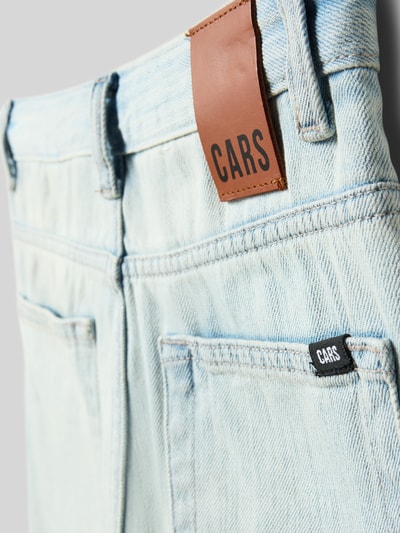 Produktfoto, Straight Fit Shorts mit Logo-Patch von CARS JEANS, hellblauer Denim, sichtbare Nähte, 5-Pocket-Design, reine Baumwolle, Detailaufnahme