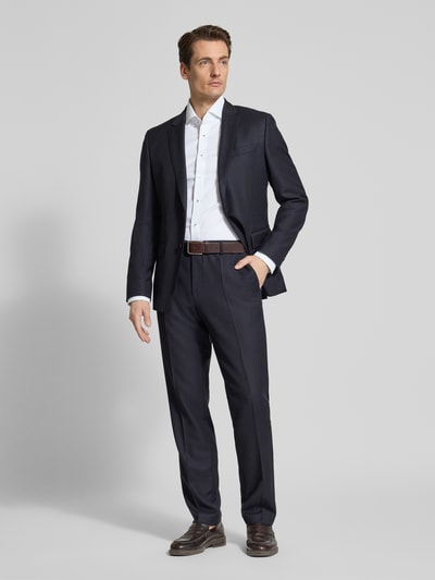 Männermodel trägt Slim Fit Business-Hemd mit Kentkragen von ETERNA in Weiß, reine Baumwolle, Langärmelig, Ganzkörperansicht von vorne.