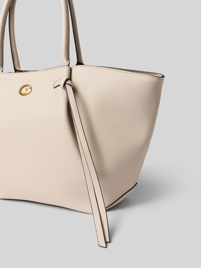 Produktfoto, Tote Bag in Leder-Optik Modell 'ALLEGRA' von GUESS in Beige mit schmalen Schulterriemen, Logo-Detail und Magnetverschluss