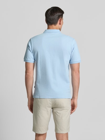 Mężczyzna model nosi Slim Fit Poloshirt mit Stitching od Jack & Jones Premium, jasnoniebieska bawełna, krój slim fit, krótki rękaw, widok całej sylwetki z tyłu