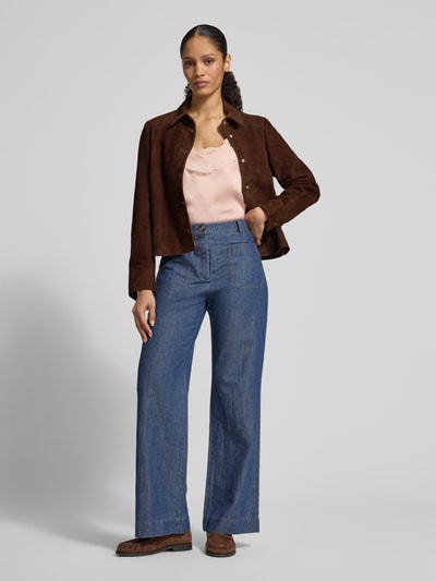 Frauenmodel trägt Lederjacke mit Knopfleiste von Jake*s Collection in Braun, Regular Fit, Umlegekragen, Ganzkörperansicht von vorne.