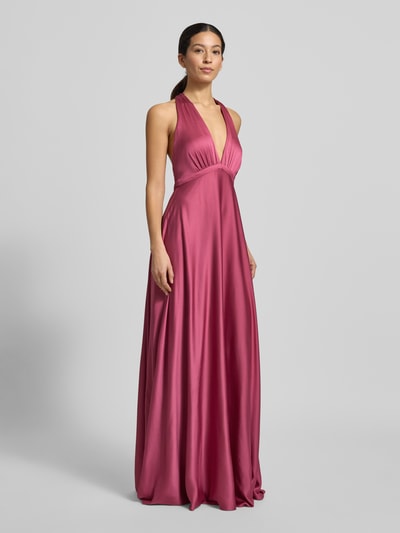 Frauenmodel trägt Regular Fit Abendkleid mit tiefem V-Ausschnitt von Jake*s Cocktail in Satin, taillierte Passform, Ganzkörperansicht von vorne.