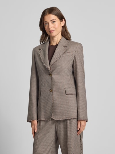Kobiece modelka nosi żakiet Slim Fit Blazer mit Pattentaschen Modell 'TINTO FILO' od Liu Jo White, mieszanka wiskozy, krój slim fit, kołnierz z połami, zapięcie na guzik, kieszenie z patką, długość tyłu w rozmiarze 36: 66 cm, szerokość w rozmiarze 36: 44 cm, długość rękawów w rozmiarze 36: 64 cm, widok na cały przód.