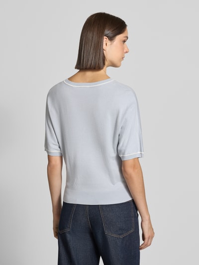 Vrouwenmodel draagt Regular Fit Pullover aus Viskose-Mix in Strick-Optik van comma, lichtblauw, Dames Pullover, ronde hals, 1/2-mouwen, tricotlook, ruglengte maat 36: 49 cm, mouwlengte maat 36: 25 cm. Ganzkörperansicht Rückansicht