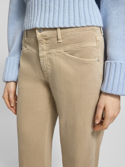 Frauenmodel trägt Loose Fit Jeans mit Eingrifftaschen Modell 'Elin' von Cambio in Beige, elastischer Baumwoll-Mix, Nahaufnahme Oberkörper.