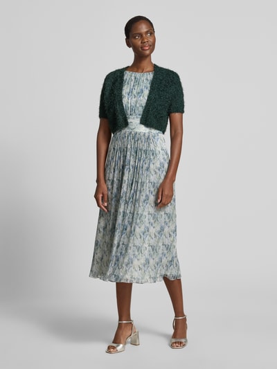 Frauenmodel trägt Cropped Bolero mit 1/2-Arm von V.M., Damen, Straight Fit, offene Front, Rückenlänge bei Größe S: 41 cm, Ganzkörperansicht von vorne.