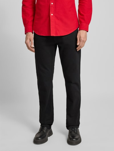 Männermodel trägt Straight Leg Jeans aus reiner Baumwolle von Tommy Hilfiger, Optik: Unifarben, Passform: Straight Leg, 5-Pocket-Design, Denim, Ganzkörperansicht von vorne.