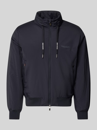 Produktfoto, Regular Fit Bomberjacke mit Logo-Detail von Armani Exchange, dunkelblau, glatte Textur, elastische Abschlüsse, Stehkragen