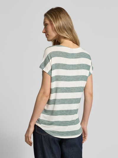Frauenmodel trägt Regular Fit T-Shirt aus Viskose-Mix Modell 'WIDE STRIPE' von Vero Moda in Mehrfarbig, mit Streifen-Design, Feinstrick, U-Boot-Ausschnitt, Kurzarm, abgerundetem, asymmetrischem Rumpfabschluss und Label-Stitching-Applikation, Ganzkörperansicht Rückansicht.