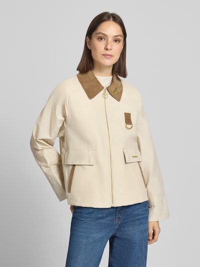 Modelka nosi Regular Fit Jacke aus Baumwoll-Mix Modell 'SPEY SHOWERPROOF' od Barbour, beżowa popelina, metaliczne akcenty, przód, ujęcie całopostaciowe.