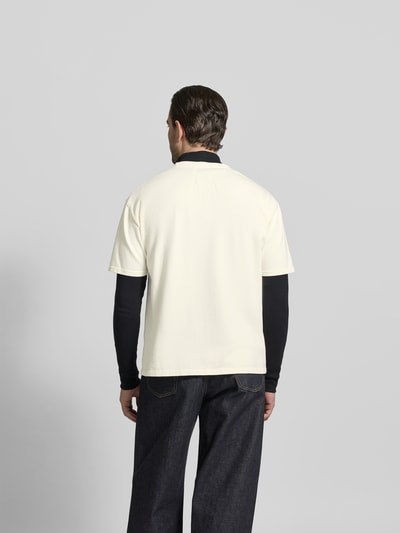 Männermodel trägt Relaxed Fit T-Shirt mit Logo-Print von RHUDE aus reiner Baumwolle, rundhals, kurzärmelig, Rückenlänge 68 cm, Ganzkörperansicht Rückansicht.