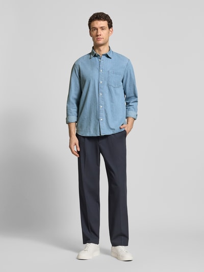 Mannenmodel draagt Regular Fit vrijetijdsoverhemd uit biologisch katoen model 'CARLO' van SELECTED HOMME, effen look, kentkraag, doorlopende knoopsluiting, lange mouw met manchet, weidte verstelbaar, rond, Ganzkörperansicht van voren.