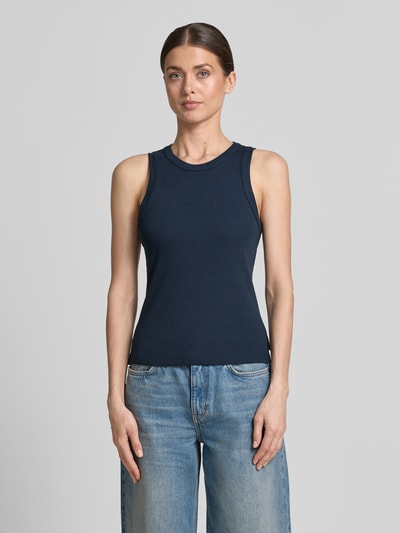 Frauenmodel trägt Slim Fit Top in Rippstrickoptik von Tom Tailor Denim in Optik: Unifarben, Baumwoll-Mix, Ganzkörperansicht von vorne.