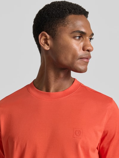 Männermodel trägt T-Shirt mit Rundhalsausschnitt und Logo-Print von Lerros in Orange, Baumwoll-Mix, Regular-Fit, Nahaufnahme Oberkörper. Rückenlänge bei Größe M: 71 cm.