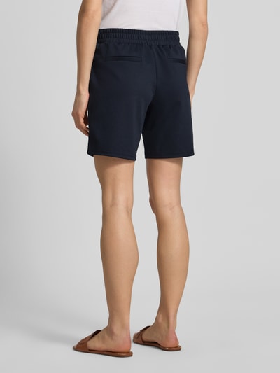 Vrouwenmodel draagt donkerblauwe Shorts met elastische tailleband model 'Kate' van ICHI, regular fit, viscosemix, volledige achteraanzicht.
