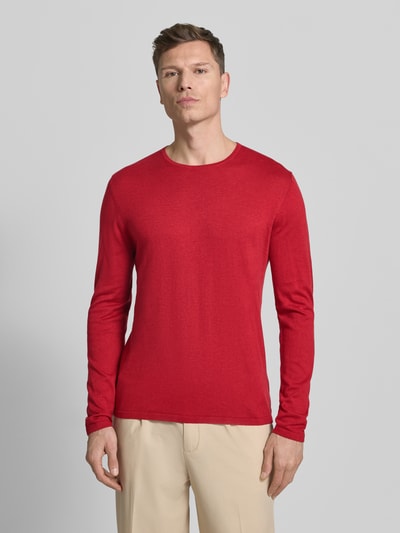 Männermodel trägt Strickpullover mit Rundhalsausschnitt von Christian Berg Men in Rot, reine Baumwolle, Regular Fit, Ganzkörperansicht von vorne.