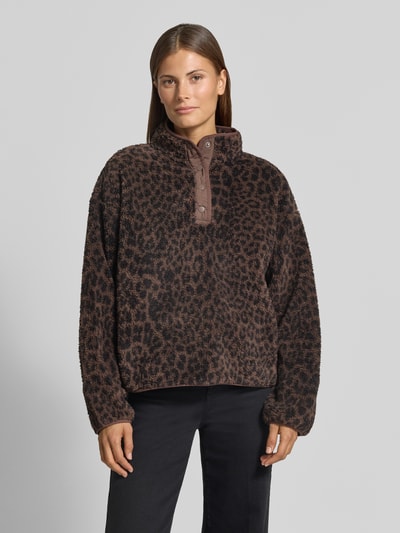 Frauenmodel trägt Regular Fit Teddyjacke von Jake*s, braun-schwarzes Leopardenmuster, flauschige Textur, Nahaufnahme Oberkörper, Damen Sweatshirt von Jake*s Casual
