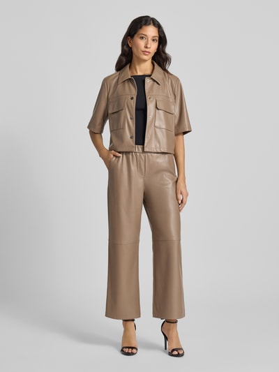 comma Bootcut Hose in Leder-Optik Taupe 1