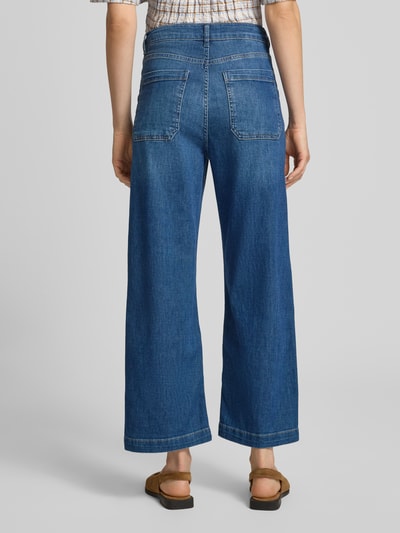 Frauenmodel trägt Denim-Culotte mit aufgesetzten Taschen von Rich & Royal, blauer Baumwoll-Mix mit Stretch, verkürzte Passform, Ganzkörperansicht Rückansicht.