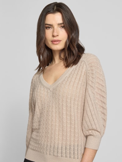 Vrouwenmodel draagt Relaxed Fit Sweatshirt uit viscosemix model 'Rosalyn' van Guess, gaatjesmotief, 7/8-mouw, V-hals, elastische boorden, ruglengte maat S 52 cm, mouwlengte maat S 43 cm, close-up bovenlichaam