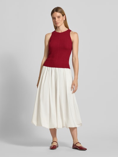Frauenmodel trägt Relaxed Fit Top aus Viskose-Mix Modell 'Charlitta' von MSCH Copenhagen, rot mit Strukturmuster, Ganzkörperansicht von vorne. Rückenlänge bei Größe XS/S: 54 cm.