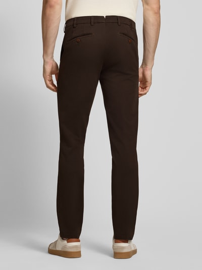 Männermodel trägt dunkelbraune Regular Fit Chino aus Baumwoll-Mix Modell 'Lupus' von MMX, Herren Chino, Ganzkörperansicht Rückansicht.