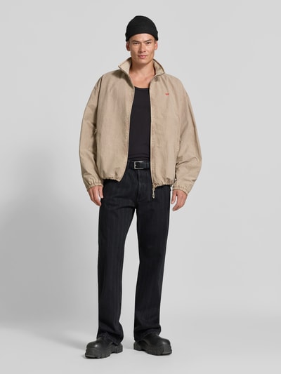 Männermodel trägt Straight Fit Jeans mit Viskose-Anteil von Diesel, schwarzer Baumwoll-Mix, 5-Pocket, Ganzkörperansicht von vorne.