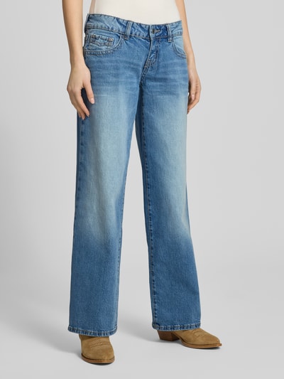 Vrouwenmodel draagt Wide Fit Jeans im 5-Pocket-Design van Gina Tricot in blauwe katoenmix met knoop- en ritssluiting, voorkant volledig zicht.