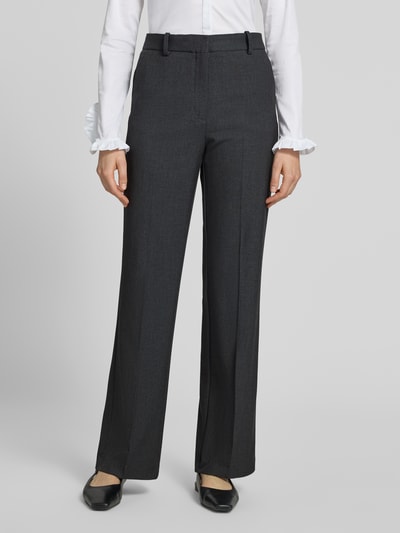 Frauenmodel trägt Straight Fit Hose mit viskose-Anteil Modell 'Bergen' von MANGO in Dunkelgrau, Bügelfalten, glatter Stoff, Nahaufnahme Oberkörper, Damen Hose, elastischer Material-Mix, Haken- und Reißverschluss, Bundweite 38 cm, Innenbeinlänge 82 cm.