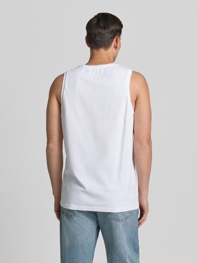 Männermodel trägt Relaxed Fit Tank Top aus reine Baumwolle von Armedangels, Optik: Unifarben, Ganzkörperansicht Rückansicht.