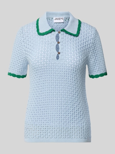 Produktfoto, Slim Fit Poloshirt in Strick-Optik von Jake*s Casual aus reiner Baumwolle, lichtblau mit grünen Abschlüssen, Lochmuster, Kurzarm.