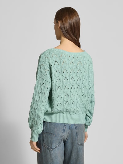 Frauenmodel trägt Relaxed Fit Pullover aus Baumwoll-Mix Modell 'BRYNN' von ONLY, Optik: Unifarben, Strick, Ganzkörperansicht Rückansicht.