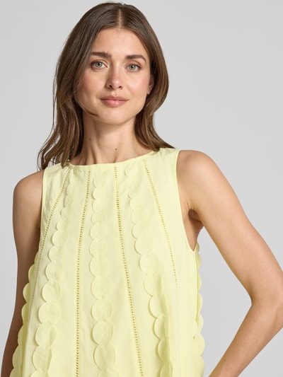 Frauenmodel trägt Minikleid mit rückseitigem Schlüsselloch-Ausschnitt von YAS, Modell EMMA, Material-Mix mit Baumwoll-Anteil in hellem Gelb, locker ausgestellter Schnitt mit Rundhalsausschnitt, Nahaufnahme Oberkörper. Rückenlänge bei Größe 36: 89 cm, Brustweite: 46 cm.