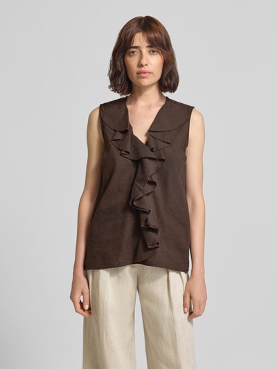 Frauenmodel trägt Blusentop mit V-Ausschnitt und Volants von Smith and Soul, braun, Baumwoll-Leinen-Mix, Regular Fit, Ganzkörperansicht von vorne.