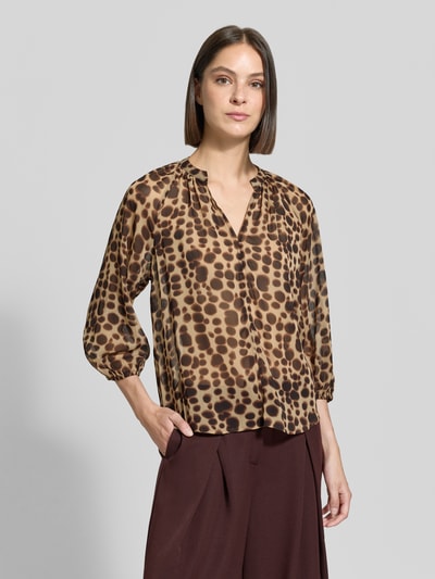 Frauenmodel trägt Regular Fit Bluse mit Serafino-Ausschnitt von zero, braunes Punktmuster, 3/4-Arm, elastische Ärmel, Nahaufnahme Oberkörper.