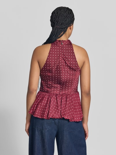 Frauenmodel trägt Slim Fit Bluse mit Peplum-Saum von ROTATE aus bordeauxrotem Satin mit floralem Allover-Print, ärmellos, Ganzkörperansicht Rückansicht.
