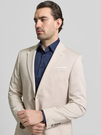 Männermodel trägt Slim Fit Businesshemd in Premiumqualität von Jake*s in Dunkelblau mit Kentkragen, Allover-Muster, Nahaufnahme Oberkörper.
